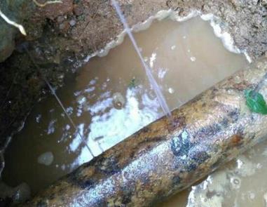 嘉陵楼顶渗水维修公司分享下地暖漏水的原因及检测方法。